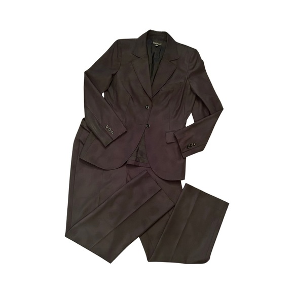 Tahari Jackets & Blazers - TAHARI 2 Piece Pant Suit With Elegant Peacock Feather Design
